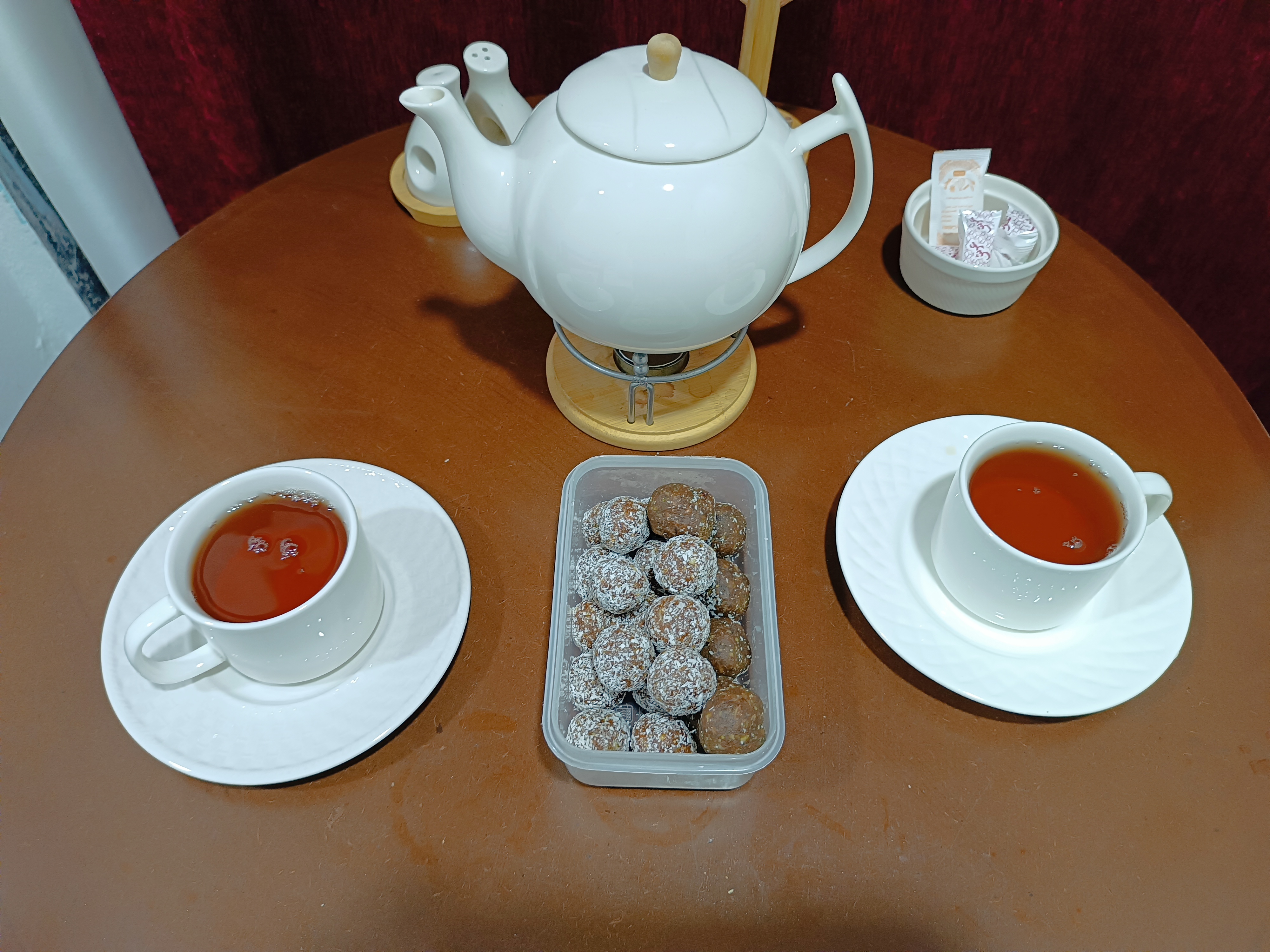 من تازگیها عاشق ترکیب چای و توپک خرما شدم، مخصوصا که توپک پر از مغزیجات باشه.