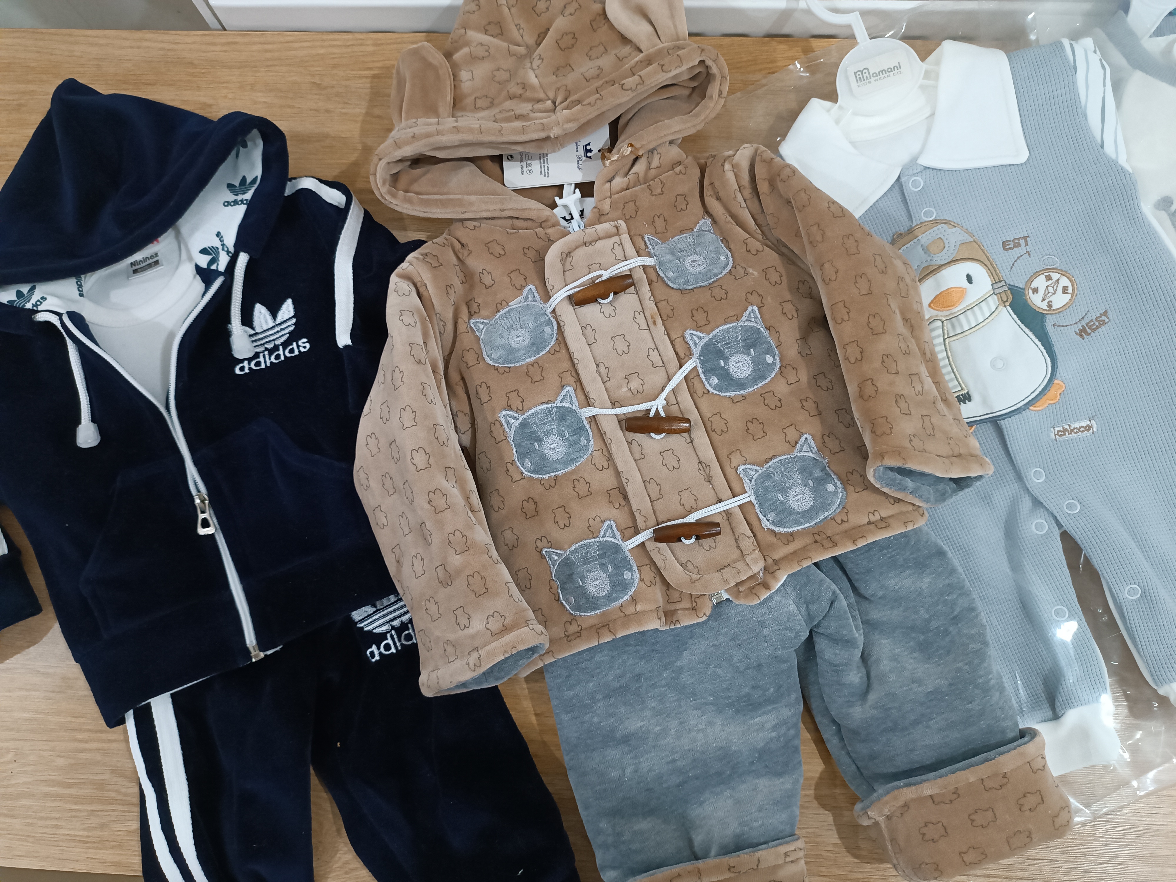 آخ که من ضعف میکنم لباسهای فسقل بچهگونه میبینم😍 هر بار میام تو اتاق، میرم یه نگاهی به لباساش میاندازم و دلم ضعف میره از اینکه قراره پسرمو توشون ببینم.