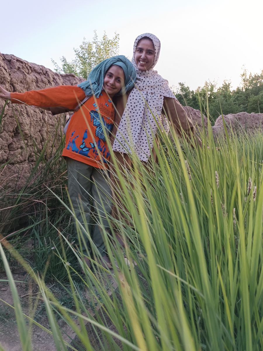 اینم ترکیب سه‌تاییمون که خیلی دوستش دارم، مخصوصا که تو طبیعت باشیم. 
دنبال نفر سوم نگردید، من پشت دوربینم 😉