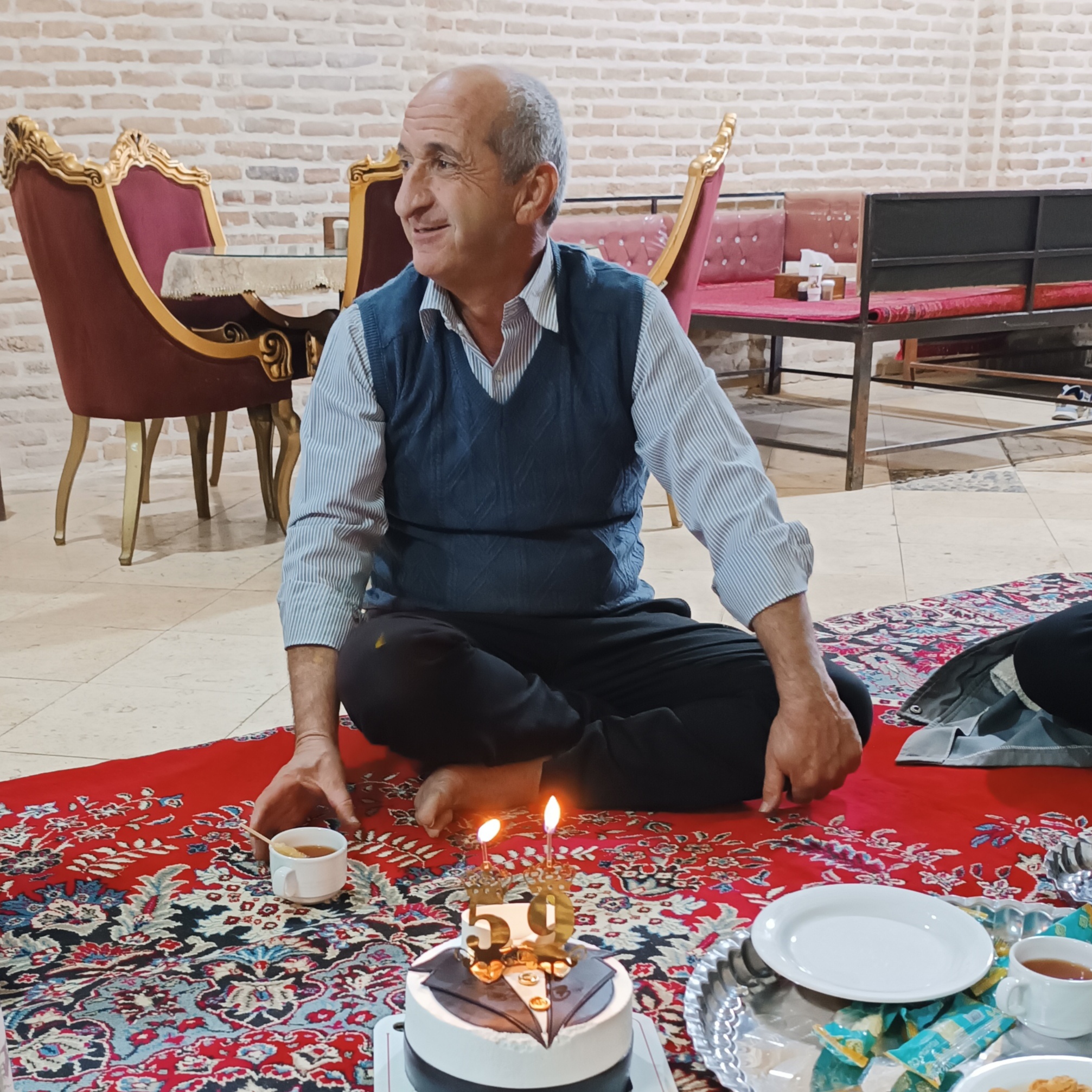 وقتایی که بابام اینطوری میخنده و خوشحاله خیلی حس خوبی دارم.