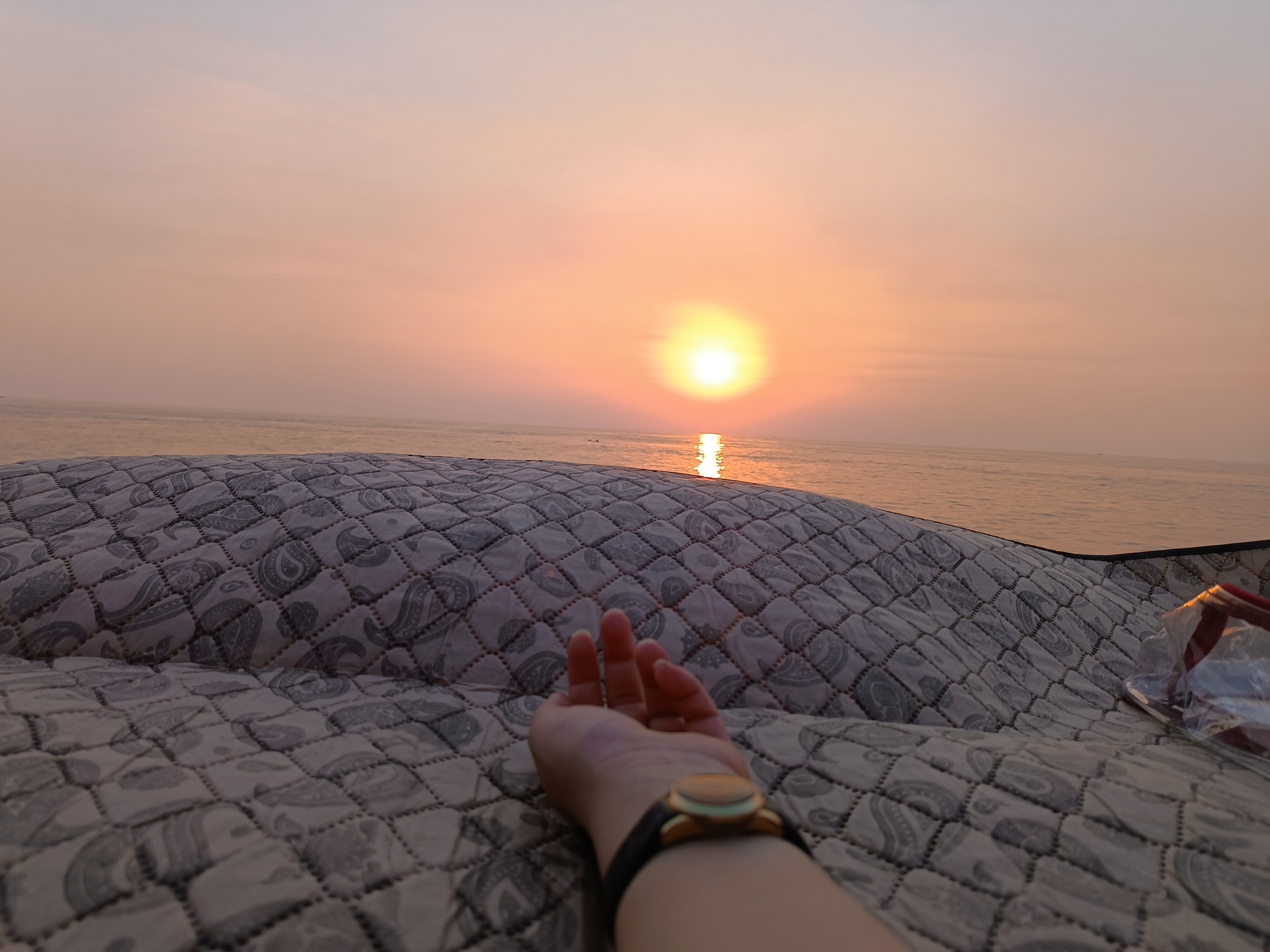 غروب آفتاب کنار ساحل کنگان. اونقدر این لحظه قشنگ بود دلم می‌خواست بریزم تو شیشه با خودم بیارم یزد