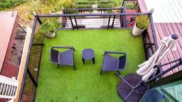 یکی از راه های زیبا کردن بالکن استفاده از چمن مصنوعی هست