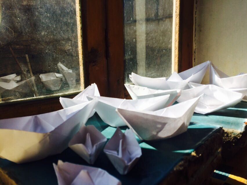 در من هزاران قایق کاغذی بر آبهای سبز تابستان در زواله های کشدار پرواز می کنند