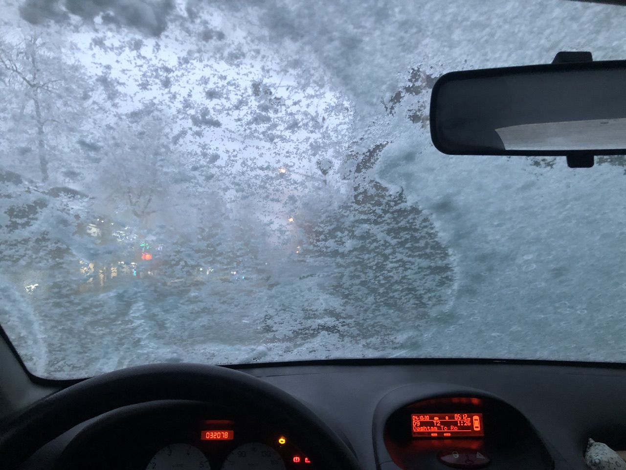 برف که دوباره به شیشه می چسبد، فکر می کنم هیچ چیز سخت تر از اولین برف بعد از مردن عزیزترینت نیست، حس اینکه زیر خاک ، زیر سنگ، زیر برف خوابیده است، دلت را مشت می کند...