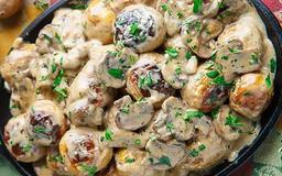 غذای فست فودی با سیب زمینی و قارچ