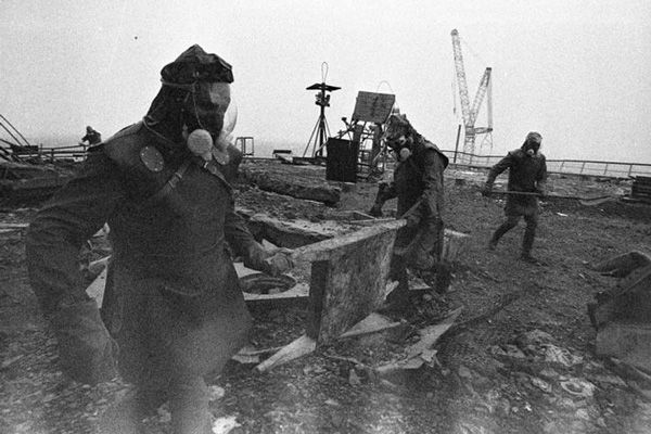 پاکسازی بقایای رادیواکتیو از پشت بام واحد شماره ۳