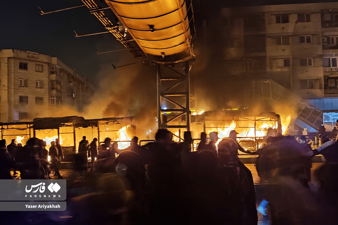 آتش زدن اتوبوس در مرکز شهر تهران - دی ماه 1404