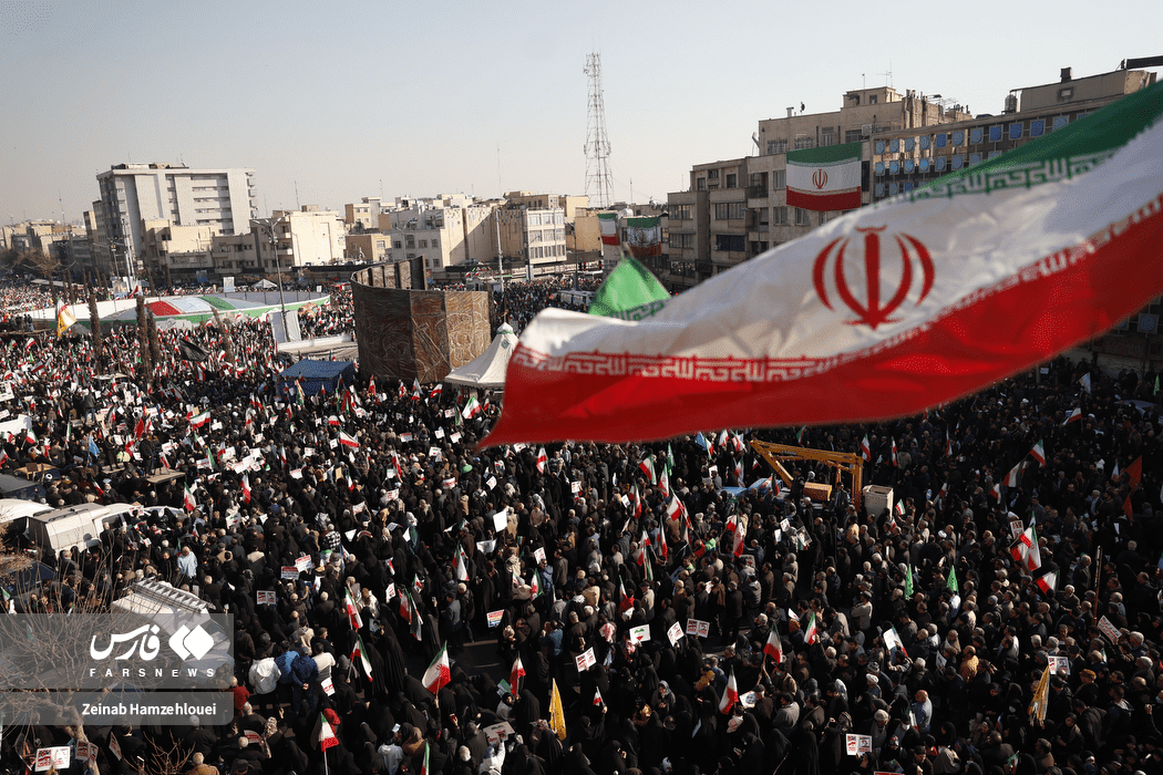 میدان انقلاب تهران - حضور گسترده مردم در راهپیمایی همبستگی ملی - 22 دی 1404